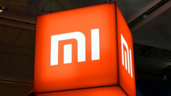 Логотип компанії Xiaomi на яскравому червоному фоні, що символізує інновації в технологіях.